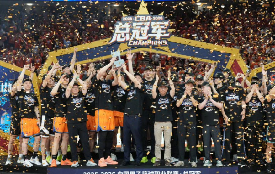 王哲林狂轰29分14篮板!上海队终于夺冠,白边彻底消失